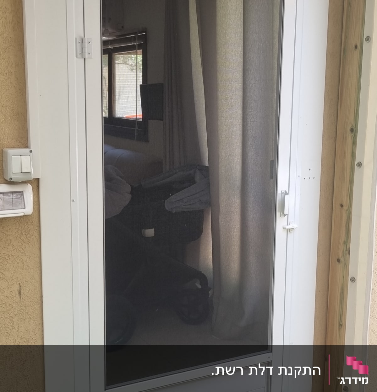 דלת אלומיניום לבנה עם זכוכית כהה